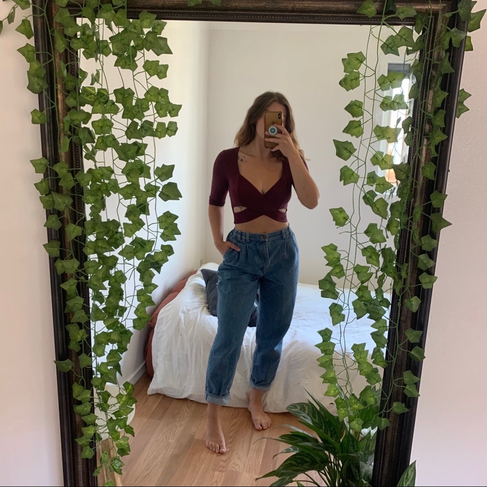 Solemio Burgundy V-neck Crop Top